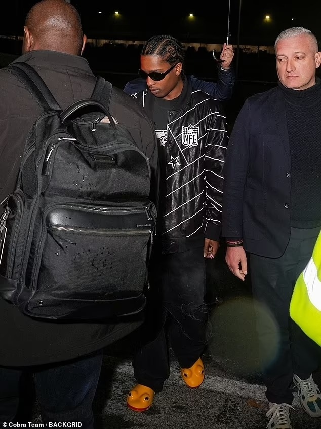 rihanna gian di cung asap rocky va con trai 9 thang tuoi tro ve nha hinh anh 3