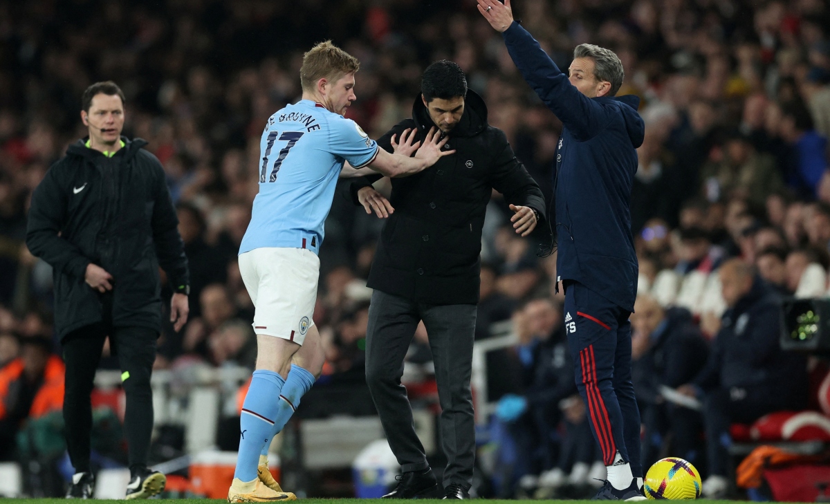 Lý do Kevin De Bruyne đẩy HLV Arteta suýt ngã trên sân