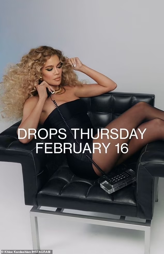 khloe kardashian khoe voc dang nong bong trong bo trang phuc bo sat mau hong hinh anh 7