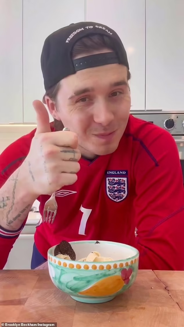 brooklyn beckham thach thuc bo david thi lat banh kep hinh anh 8