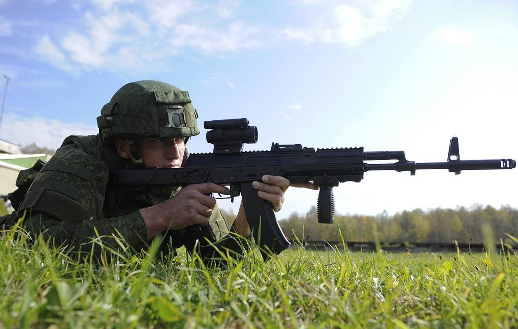 Nga đưa lô súng trường tấn công AK-12 mới điều chỉnh tới Ukraine