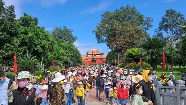 cay me, gieng nuoc trong vuon nha tay son hinh anh 1