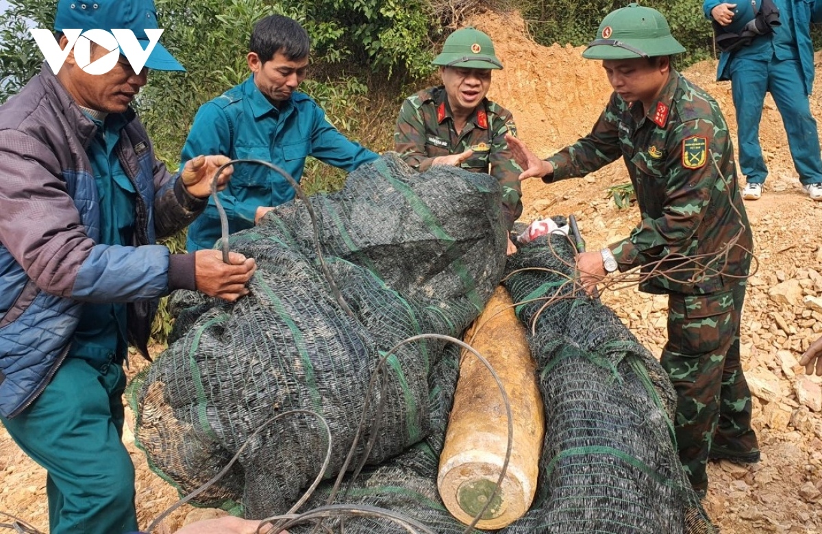 wartime bomb deactivated in central vietnam picture 1