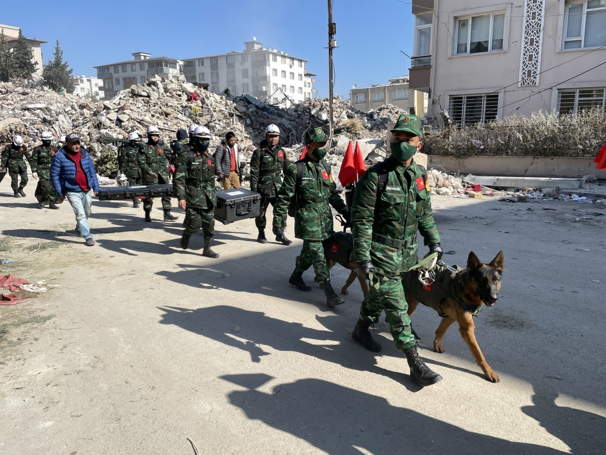 vietnamese military rescuers position three quake victims in turkey picture 1