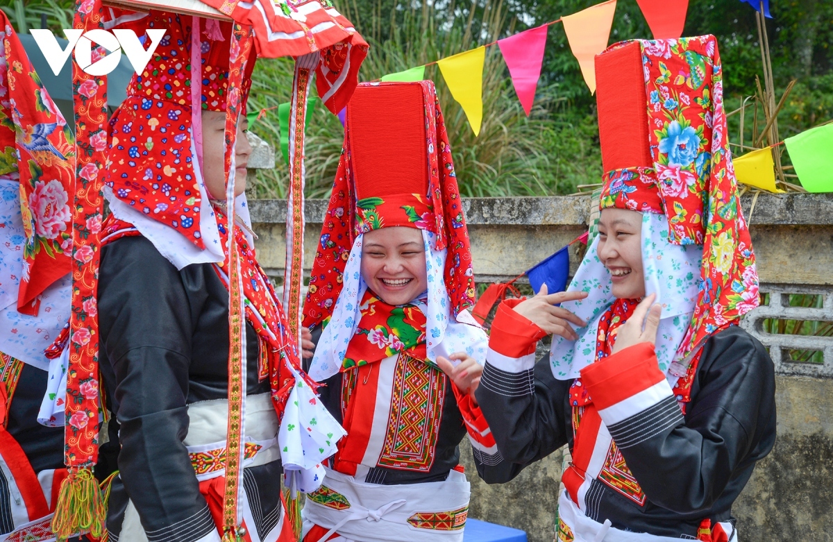 unique upland market - a cultural rendezvous of ethnic people in northern vietnam picture 1