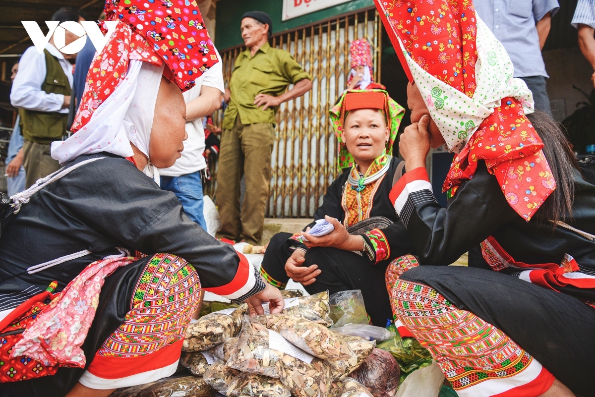 unique upland market - a cultural rendezvous of ethnic people in northern vietnam picture 5