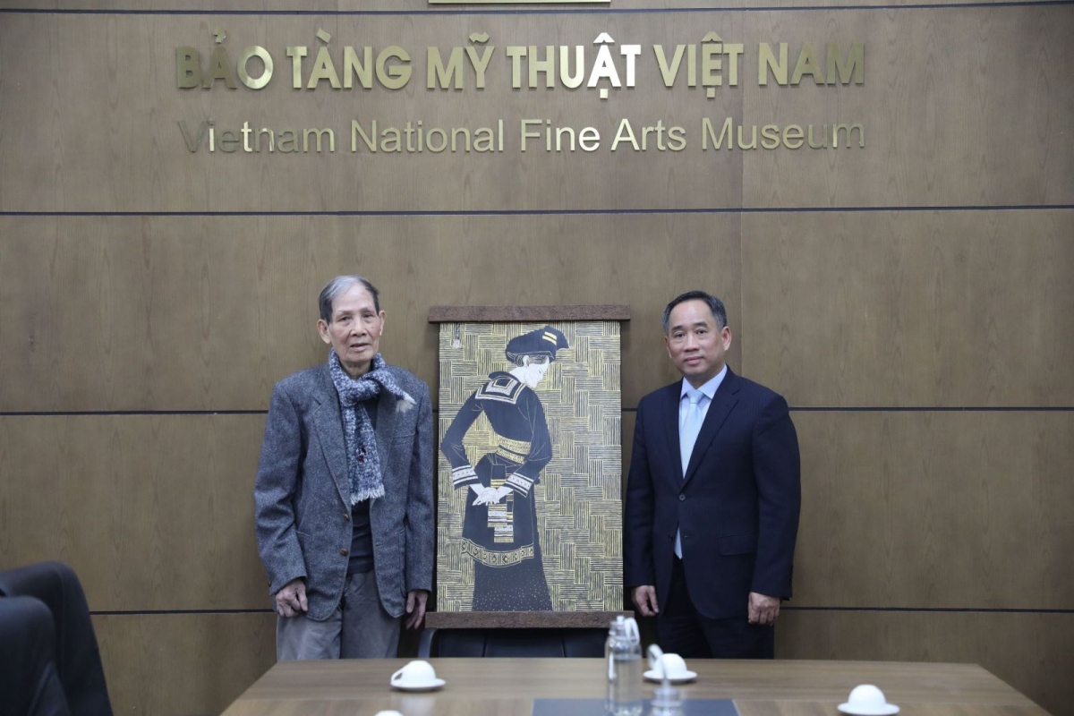 dutch diplomat presents two vietnamese paintings to national museum picture 3