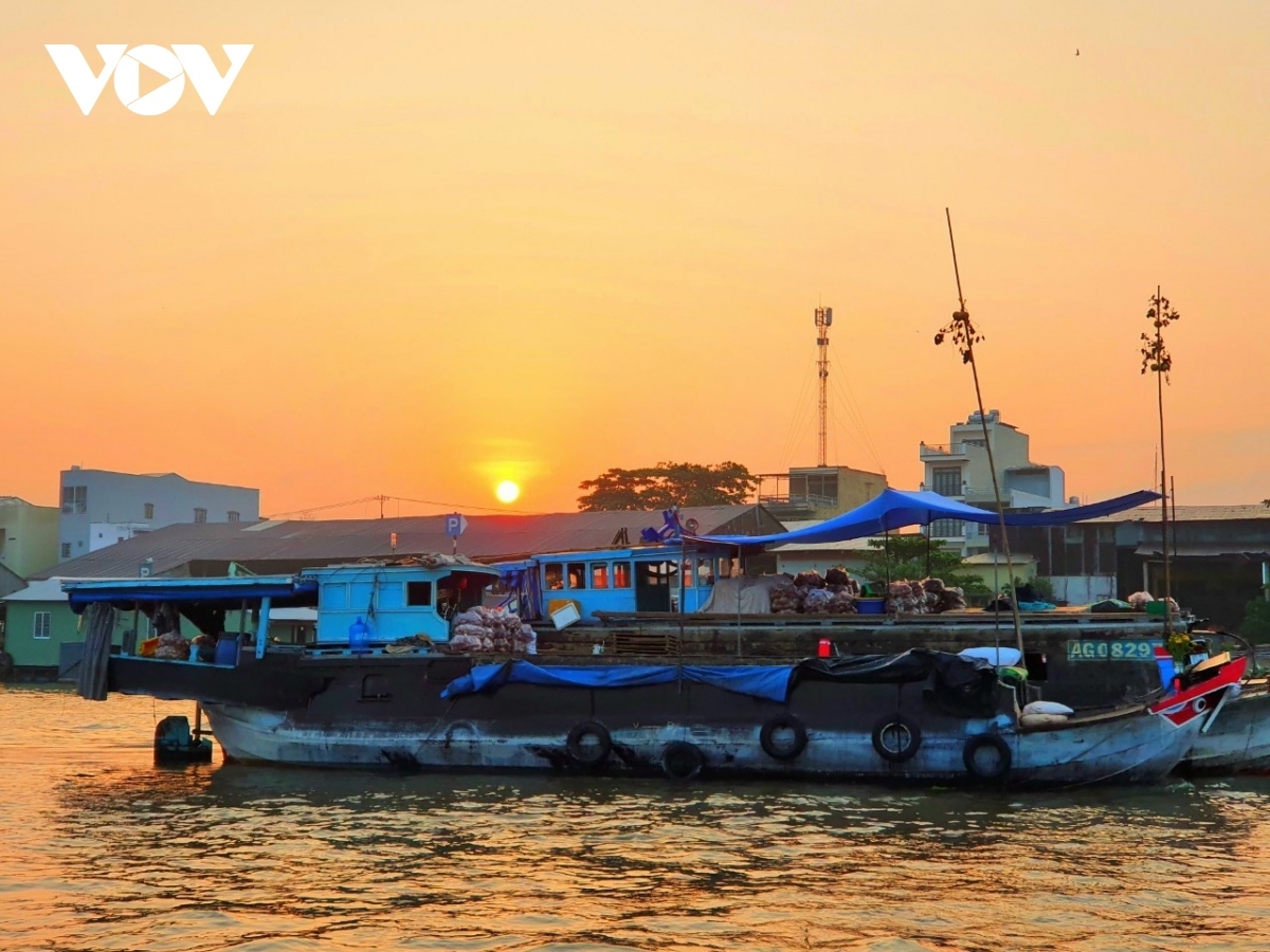 cai rang floating market - a fantastic tourist destination in mekong delta picture 1