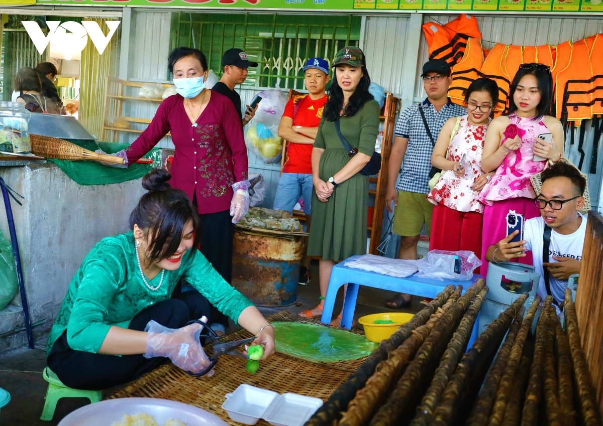 cai rang floating market - a fantastic tourist destination in mekong delta picture 12