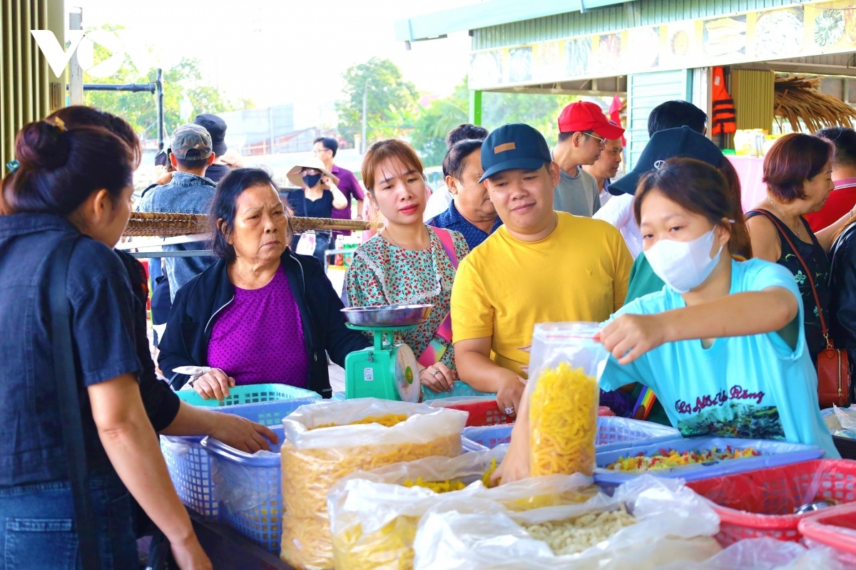 cai rang floating market - a fantastic tourist destination in mekong delta picture 14