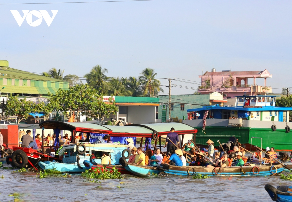 cai rang floating market - a fantastic tourist destination in mekong delta picture 3