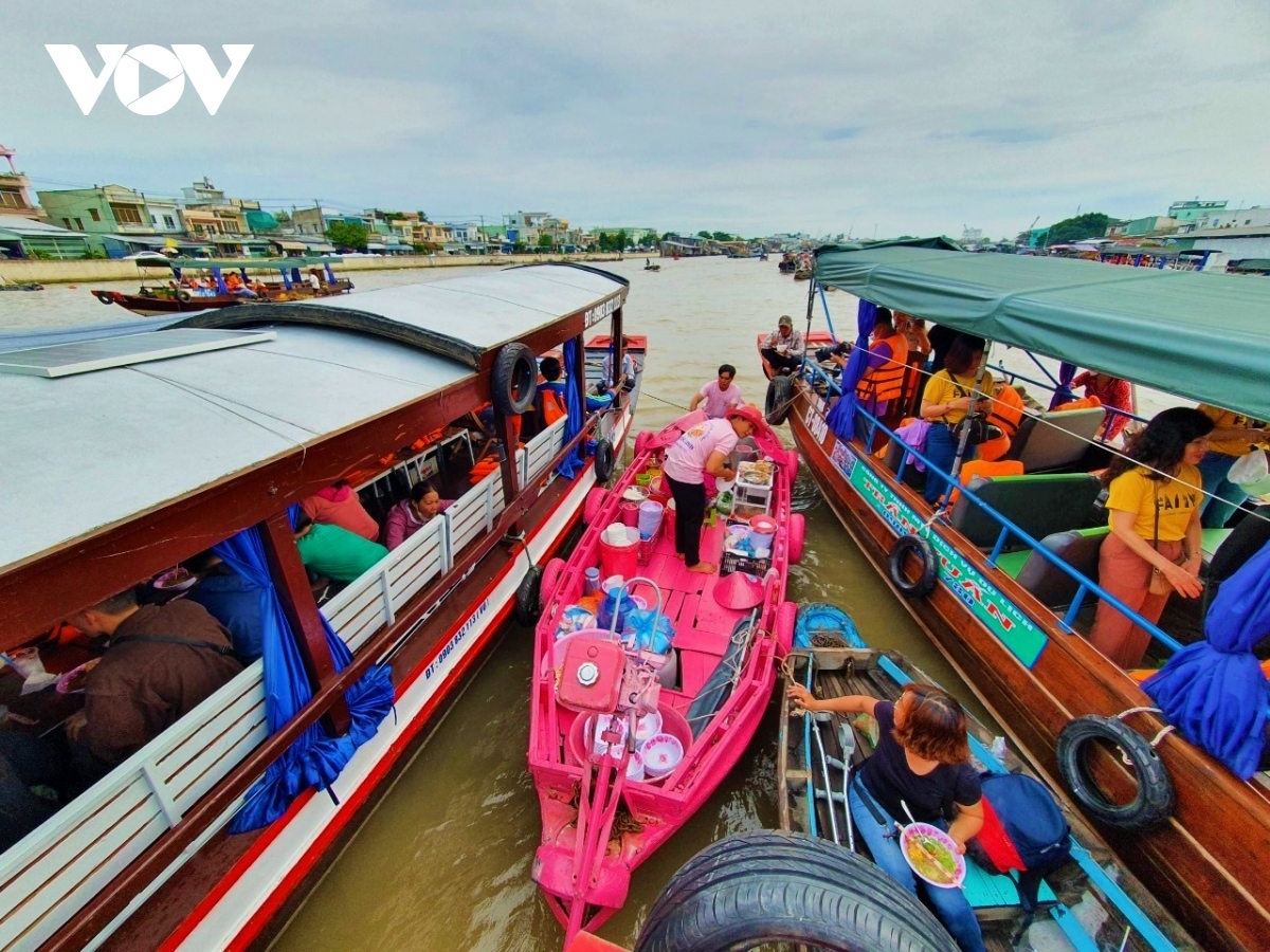 cai rang floating market - a fantastic tourist destination in mekong delta picture 7