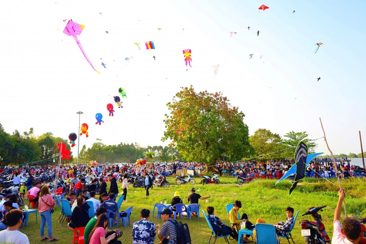 annual kite festival draws large crowds in can tho picture 1