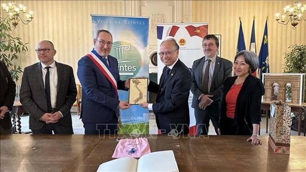 ambassador promotes cooperation between france s saintes and vietnamese localities picture 1 ambassador promotes cooperation between france s saintes and vietnamese localities picture 1