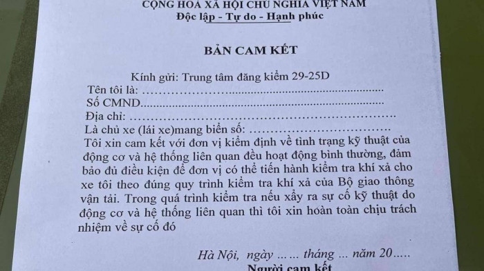 Dang kiem de nghi khach ky cam ket neu dong co bi hu hong khi kiem tra khi thai hinh anh 2