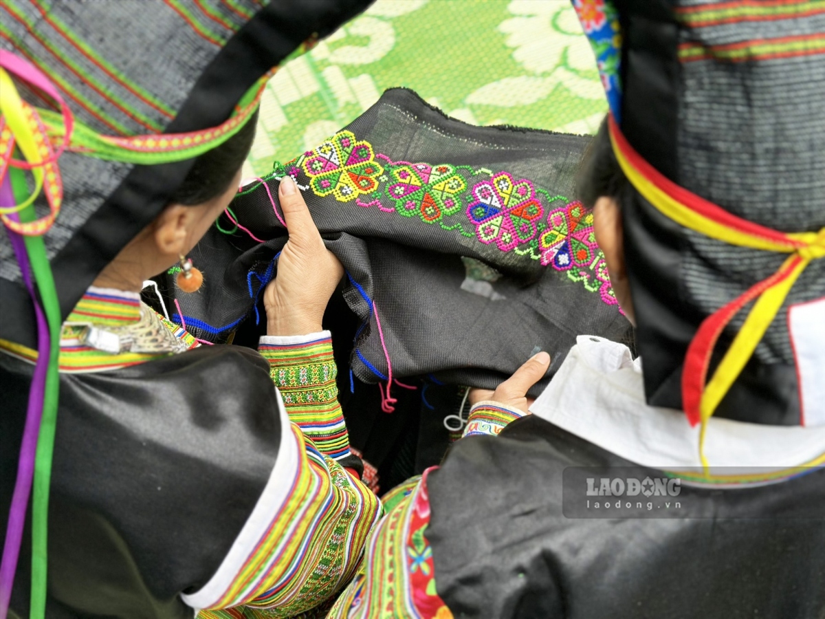 ethnic h mong people keep brocade weaving alive picture 4