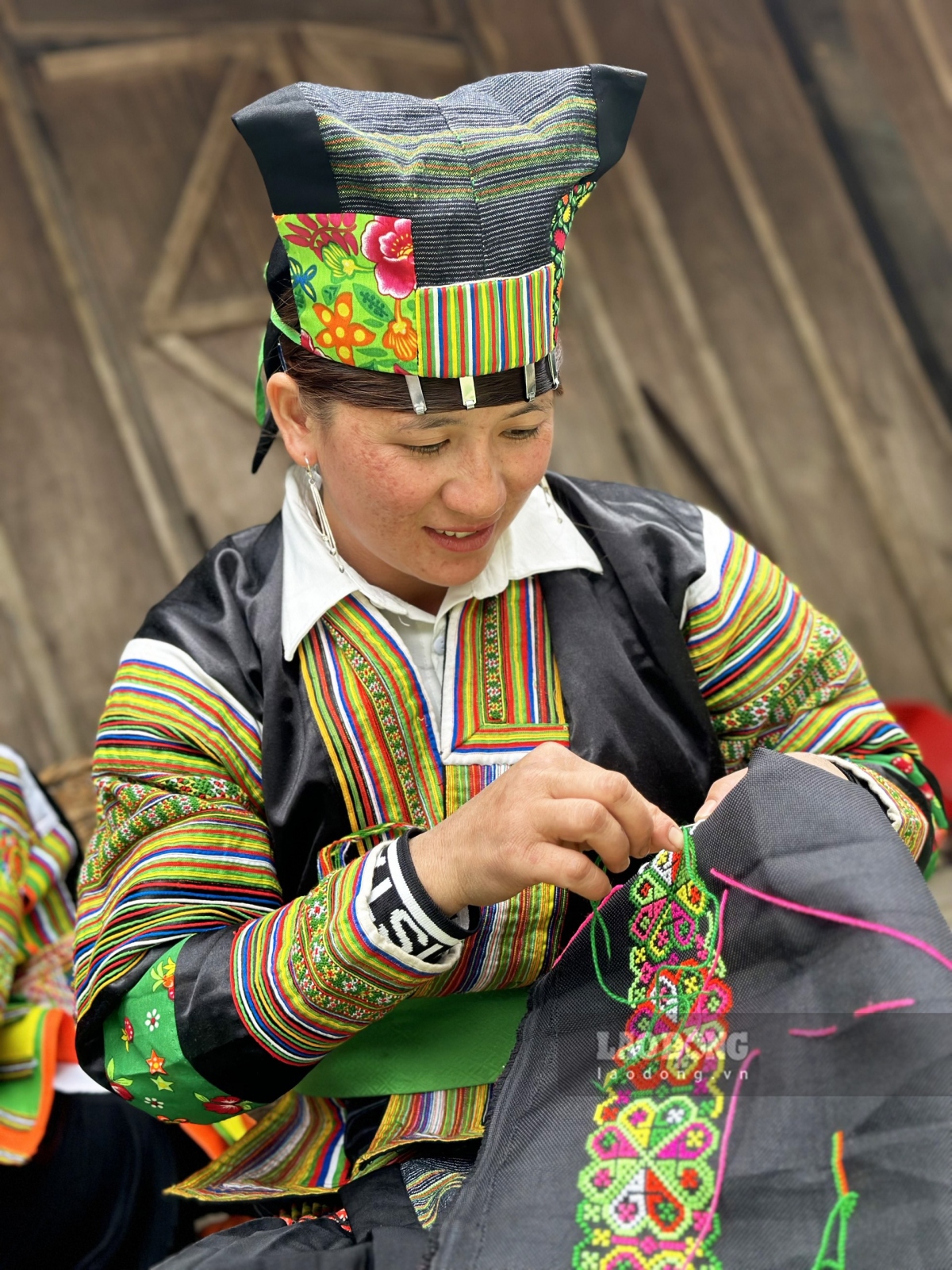 ethnic h mong people keep brocade weaving alive picture 6