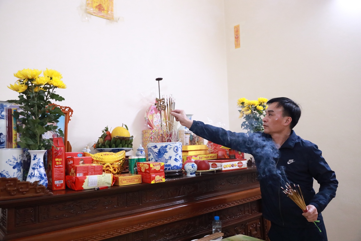 hanoi villagers bring lucky fire home to welcome in new lunar year picture 10