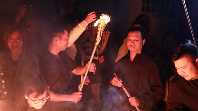hanoi villagers bring lucky fire home to welcome in new lunar year picture 7