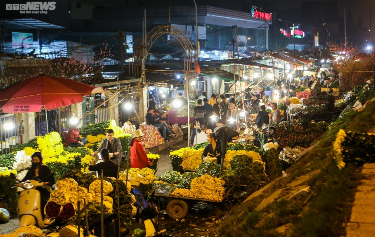 quang an night flower market bustling ahead of valentine s day picture 1