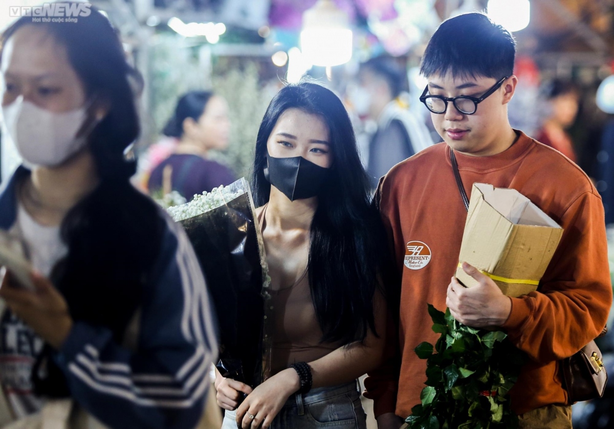 quang an night flower market bustling ahead of valentine s day picture 10