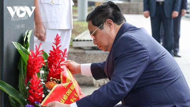 PM Chinh lays flowers at President Ho Chi Minh statue in Singapore