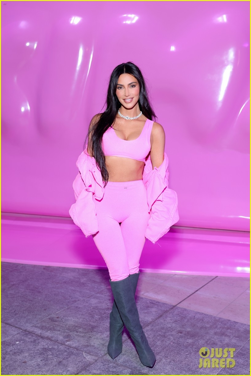 kim kardashian khoe body nong bong voi sac hong noi bat hinh anh 1