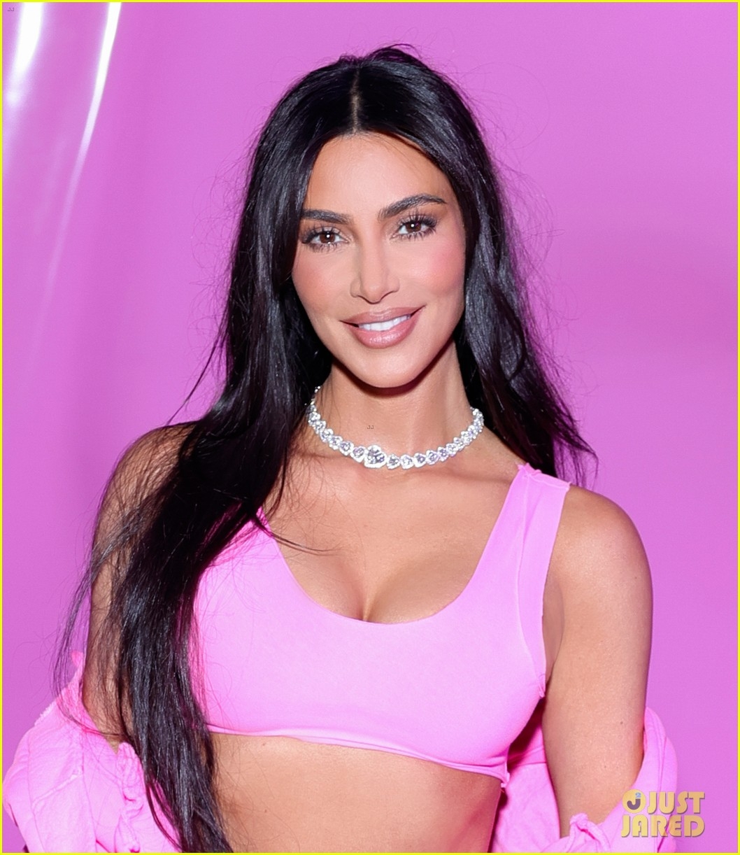 kim kardashian khoe body nong bong voi sac hong noi bat hinh anh 3