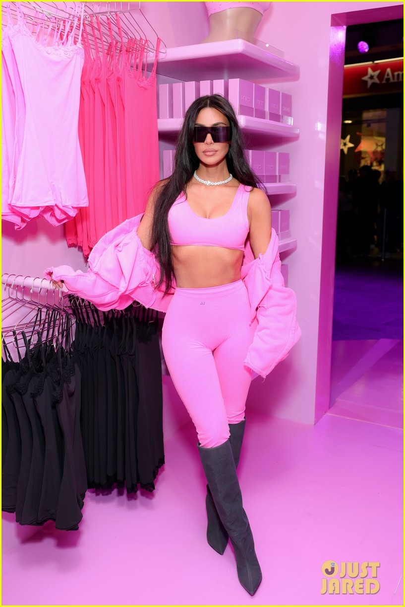 kim kardashian khoe body nong bong voi sac hong noi bat hinh anh 4