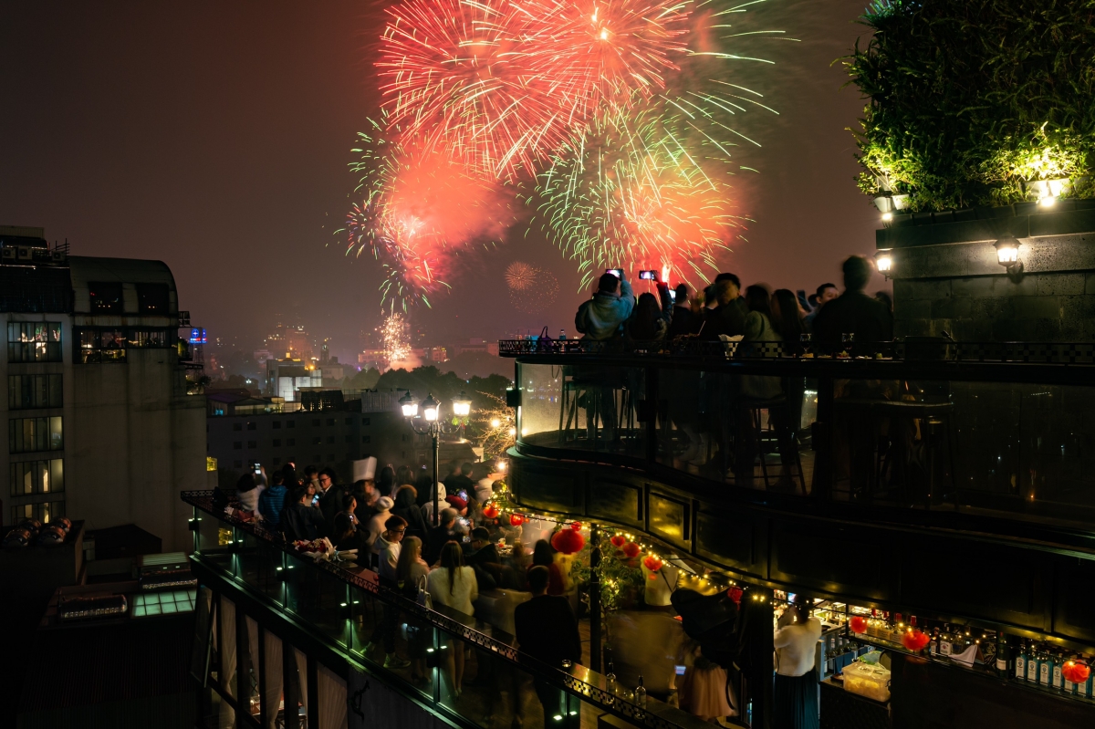 khach san, nha hang tang cao ha noi kin khach ngam phao hoa hinh anh 1