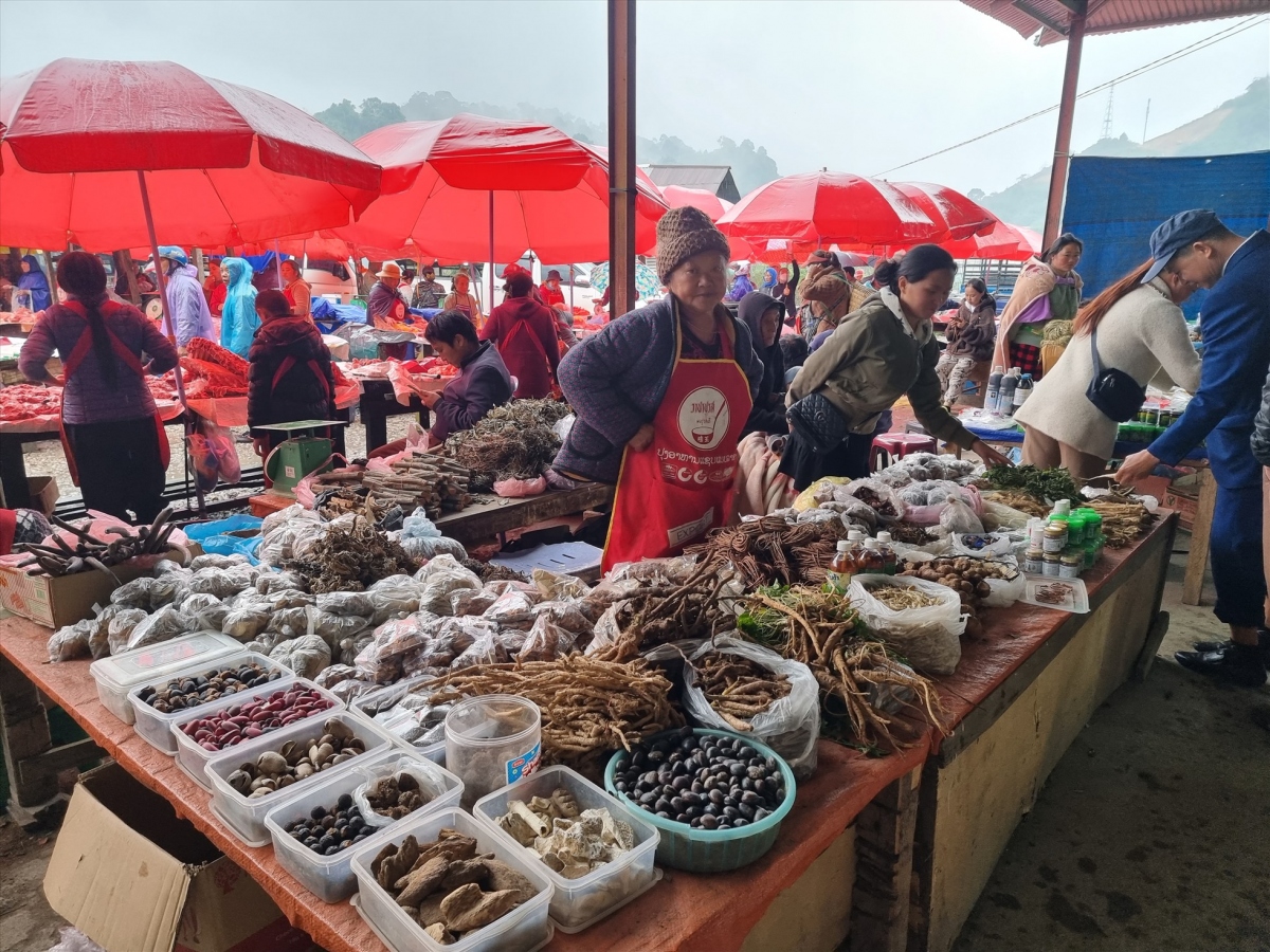 unique specialties go on sale at vietnam-laos border market picture 7