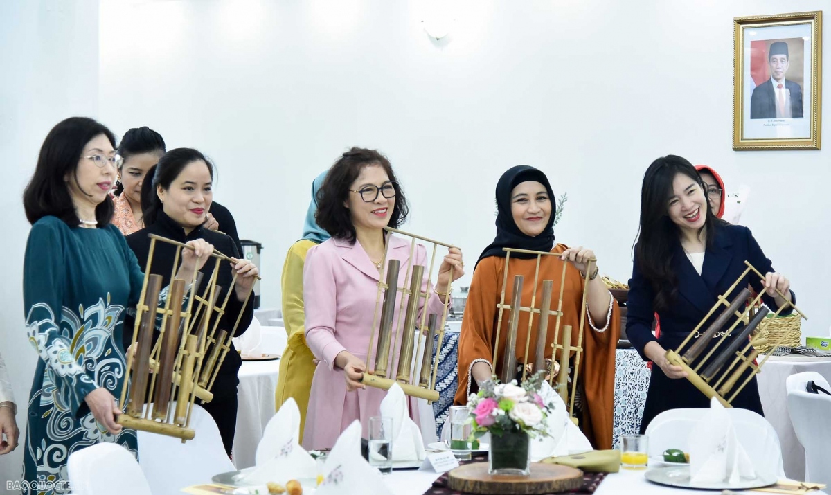 asean women circle explores indonesian musical instrument in hanoi picture 1