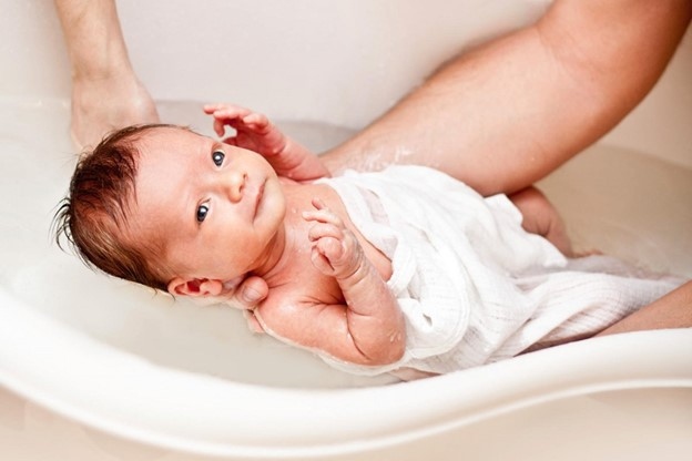 Phụ huynh cần chú ý gì khi tắm cho trẻ sơ sinh?