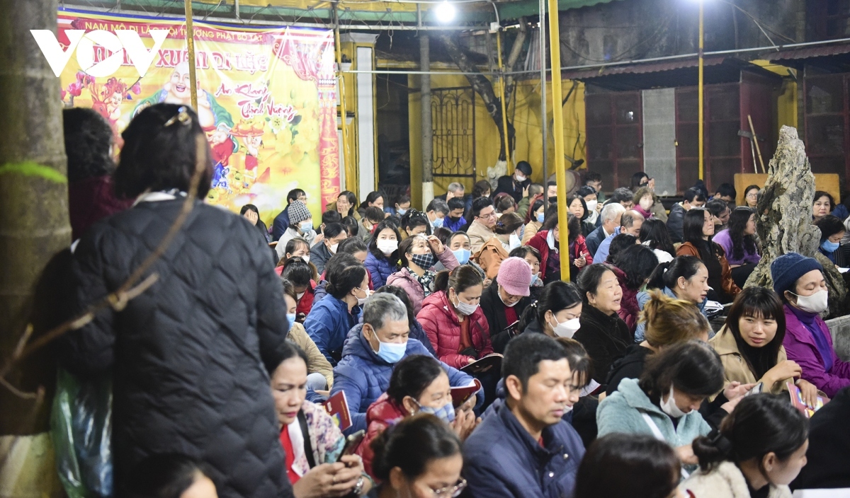 vietnamese people pray for peace in new year picture 2