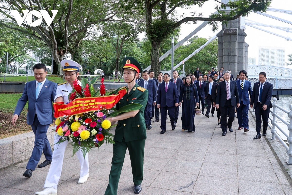 pm chinh lays flowers at president ho chi minh statue in singapore picture 1