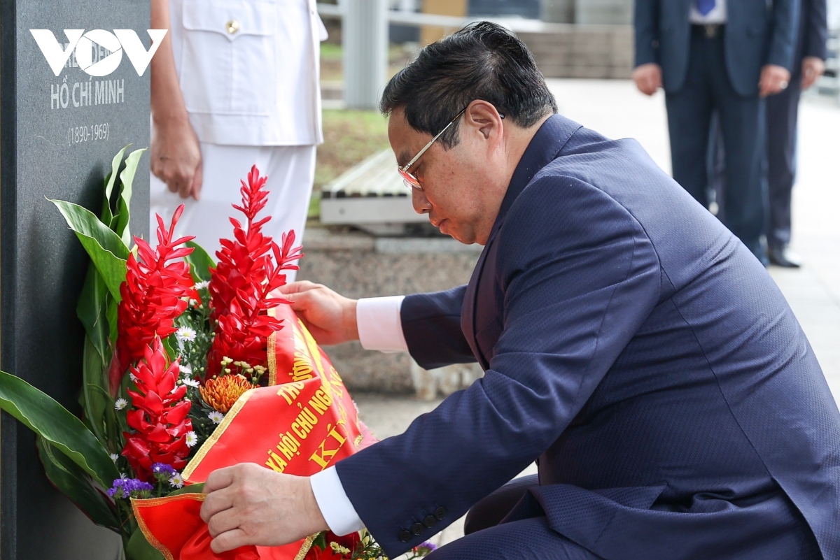 pm chinh lays flowers at president ho chi minh statue in singapore picture 2