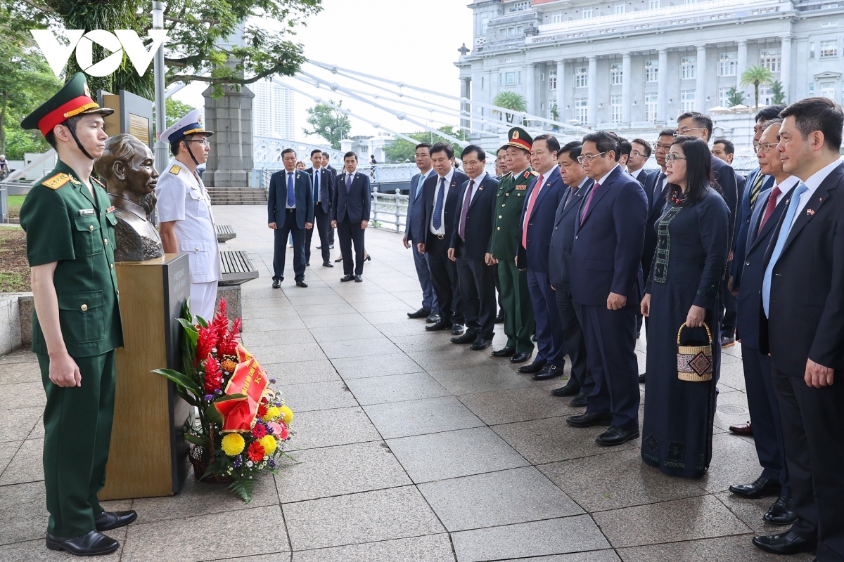 pm chinh lays flowers at president ho chi minh statue in singapore picture 3