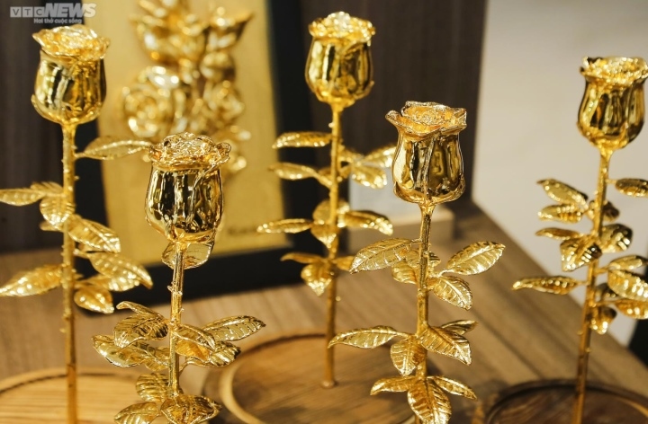 gold-plated roses prove a hit on valentine s day picture 2