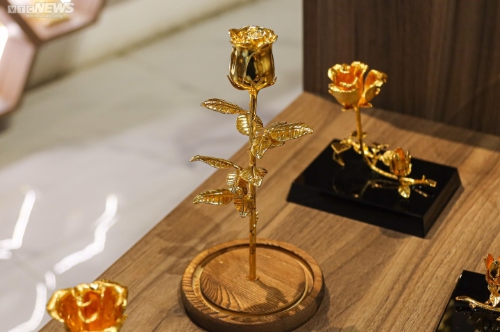 gold-plated roses prove a hit on valentine s day picture 3