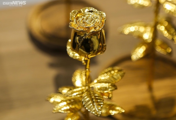 gold-plated roses prove a hit on valentine s day picture 6