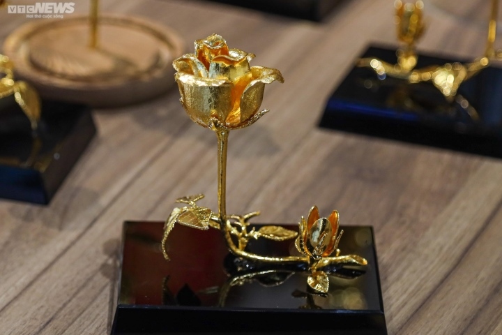gold-plated roses prove a hit on valentine s day picture 7