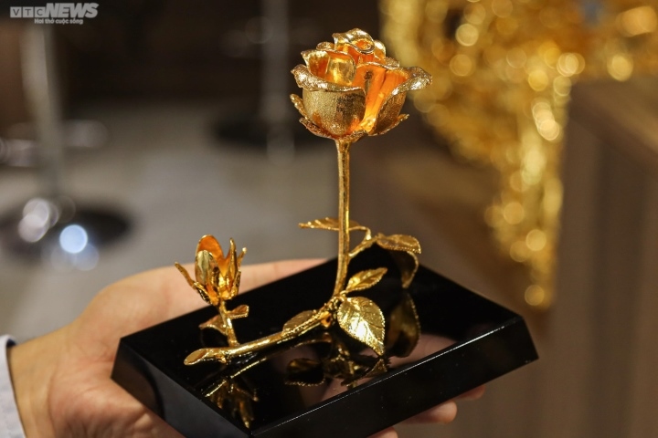 gold-plated roses prove a hit on valentine s day picture 8