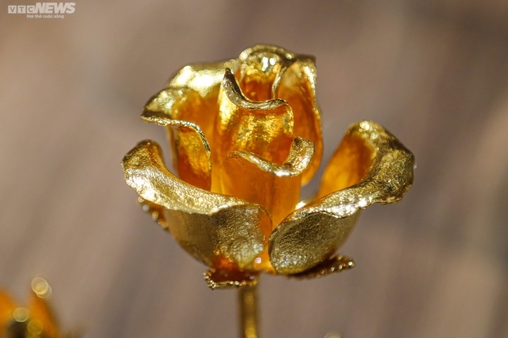 gold-plated roses prove a hit on valentine s day picture 9