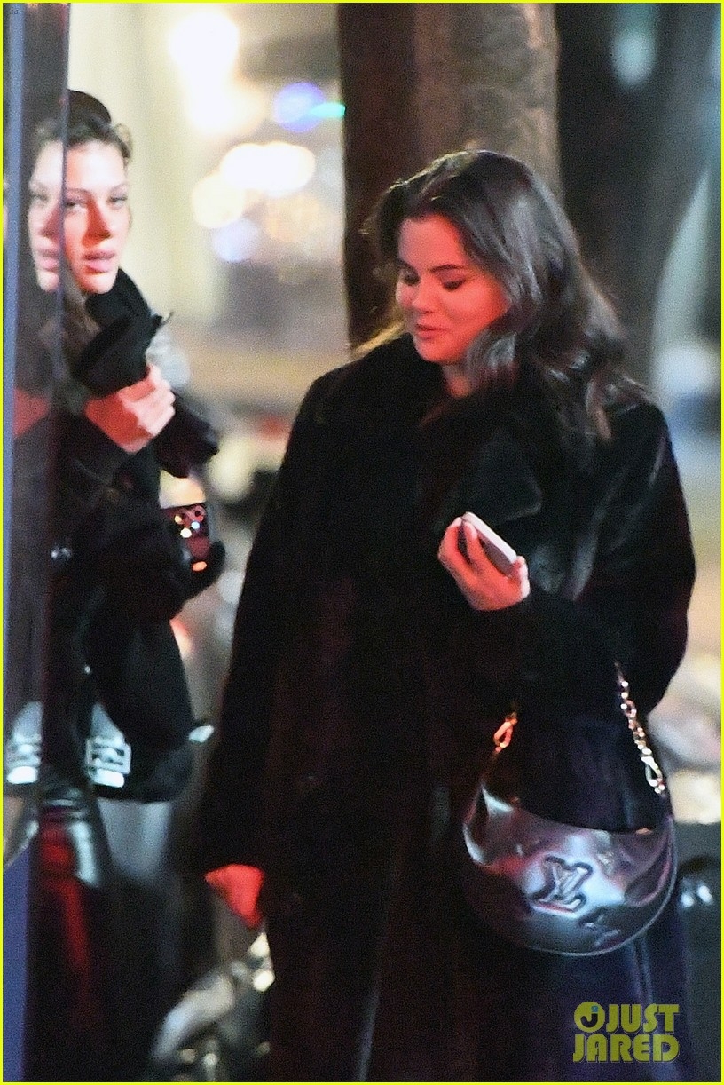 selena gomez vui ve di an toi cung vo chong brooklyn beckham hinh anh 5