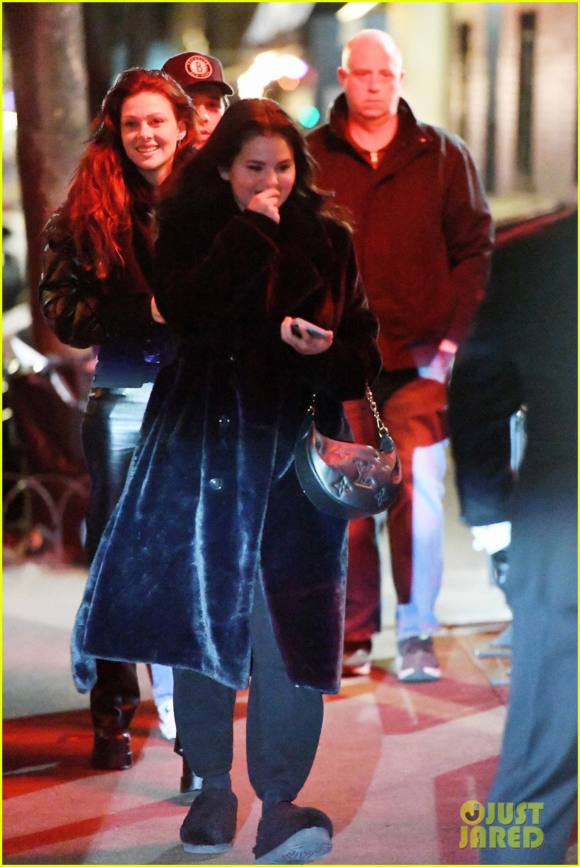 selena gomez vui ve di an toi cung vo chong brooklyn beckham hinh anh 7