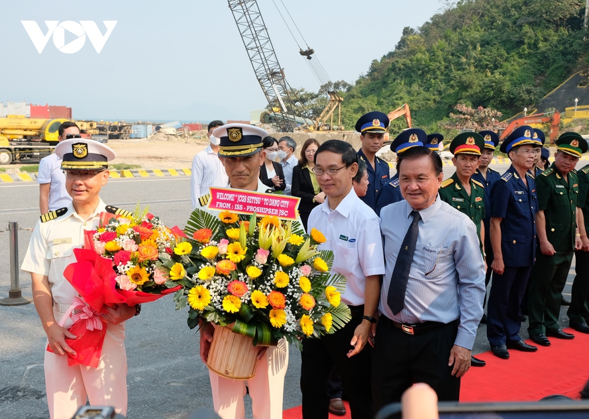 japanese coast guard ship welcomed upon arrival in da nang picture 1