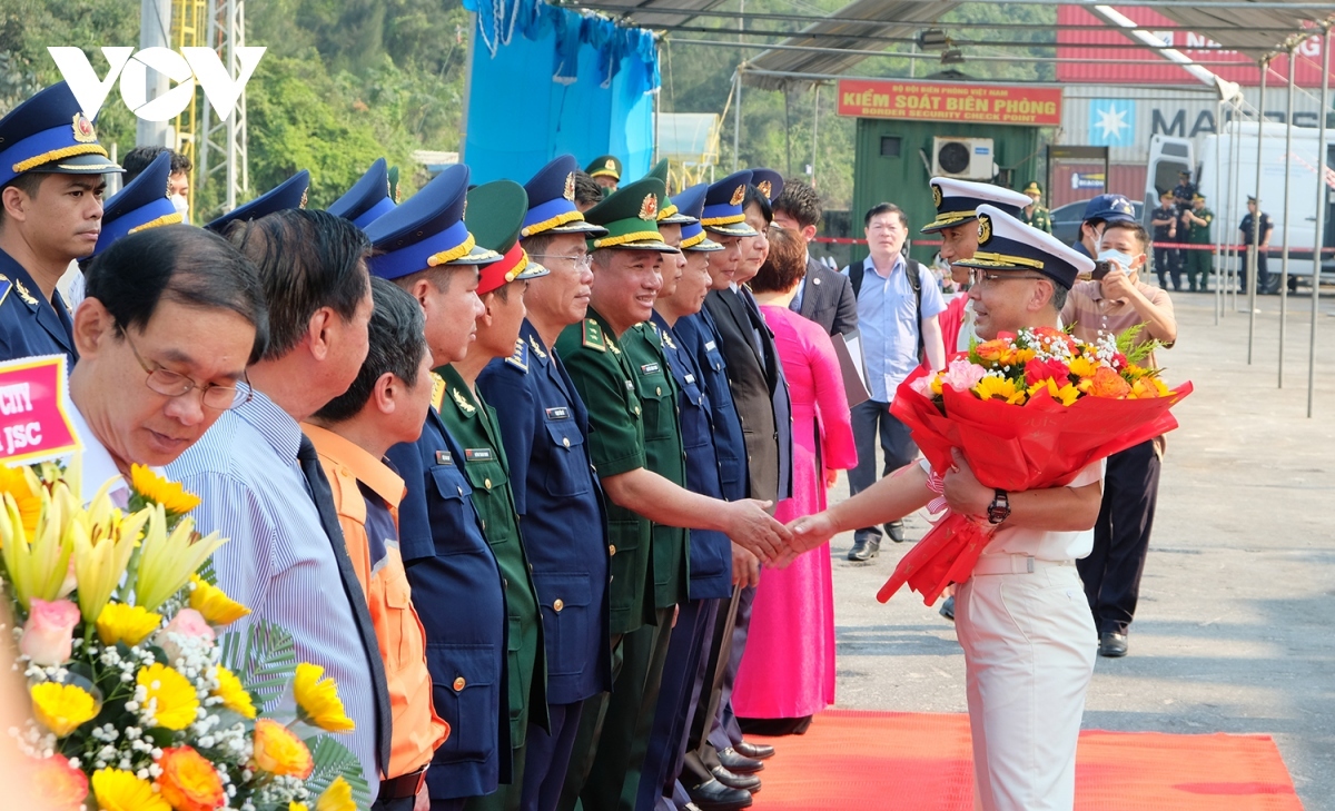 japanese coast guard ship welcomed upon arrival in da nang picture 2