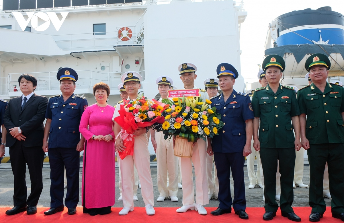 japanese coast guard ship welcomed upon arrival in da nang picture 3