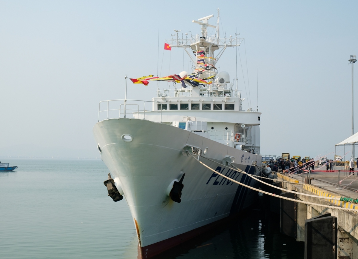 japanese coast guard ship welcomed upon arrival in da nang picture 4