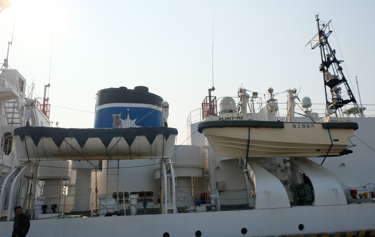 japanese coast guard ship welcomed upon arrival in da nang picture 5